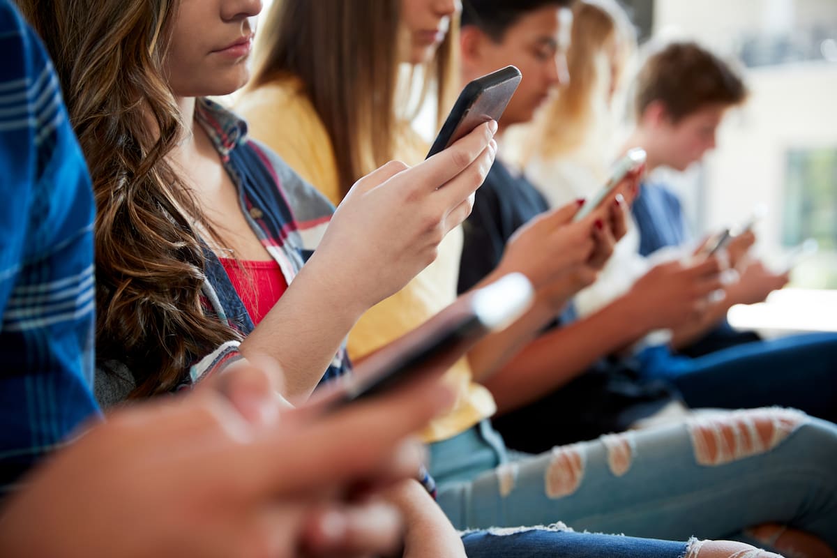 Jóvenes argentinos eligen cedears y acciones tech para sus primeros ahorros