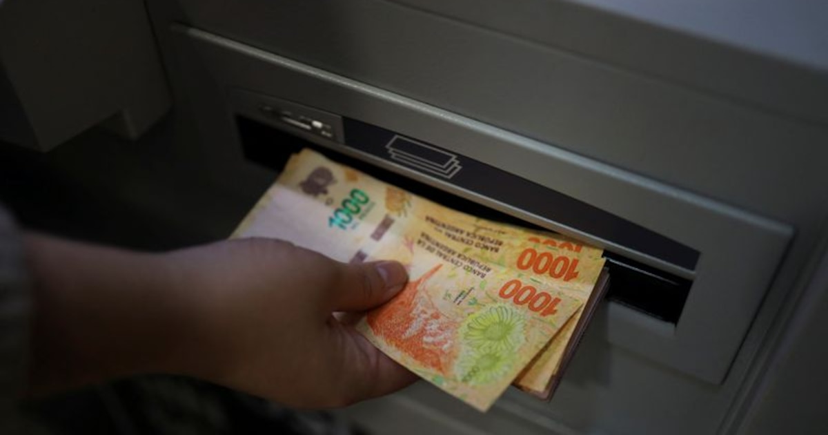 Cuánto cobran los bancos por usar un cajero ajeno, reponer una tarjeta o extraer en el exterior