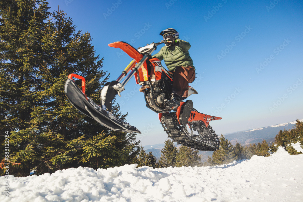Caída en nieve profunda en el Cerro Bayo: cómo son el snowscoot y el snowbike