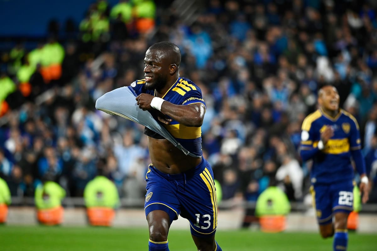 Boca remontó un 0-2 ante Racing y pasó a semifinales con tres goles de Valencia