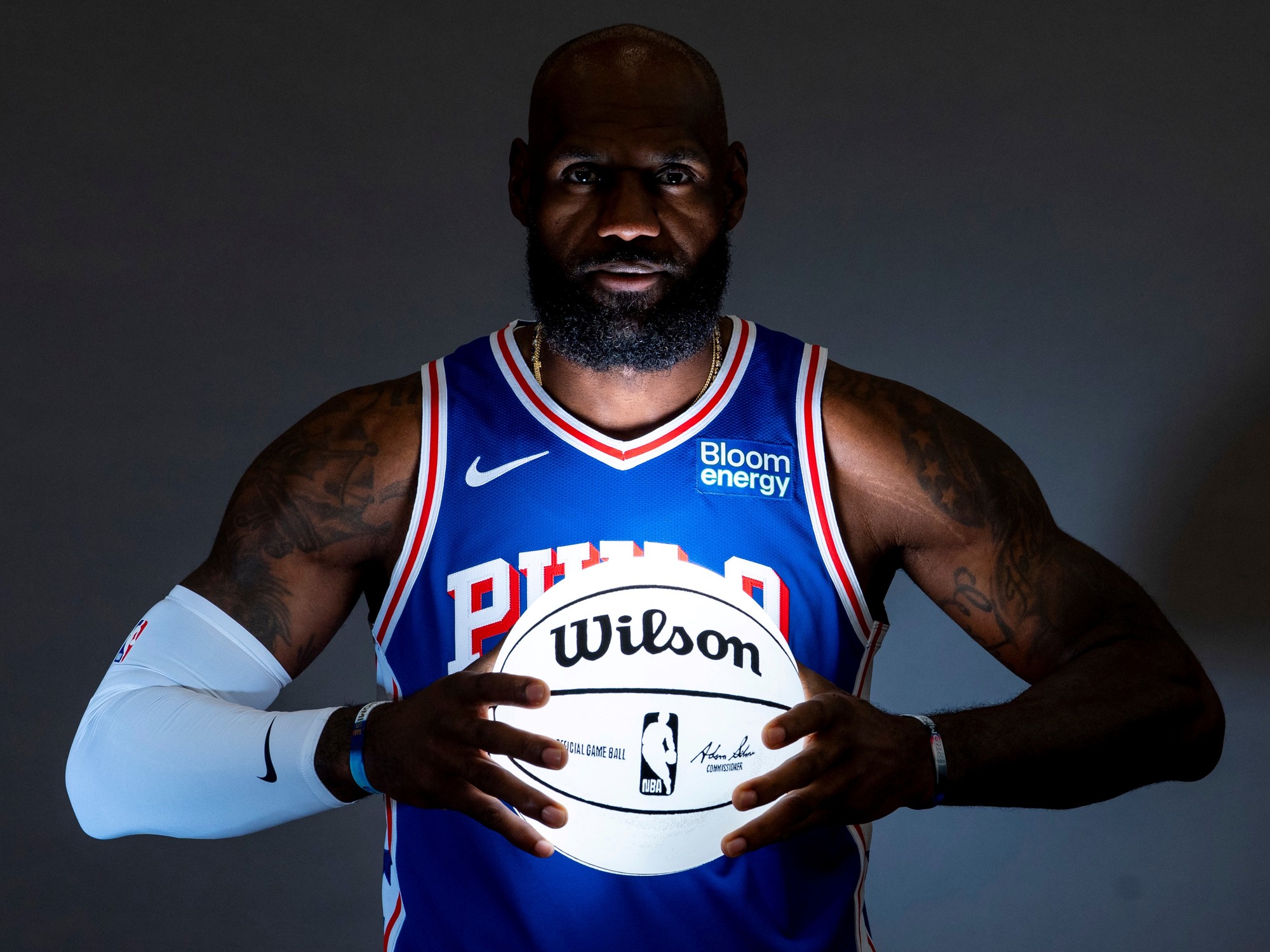 LeBron James llegó a Philadelphia con un contrato por dos temporadas y apunta al título