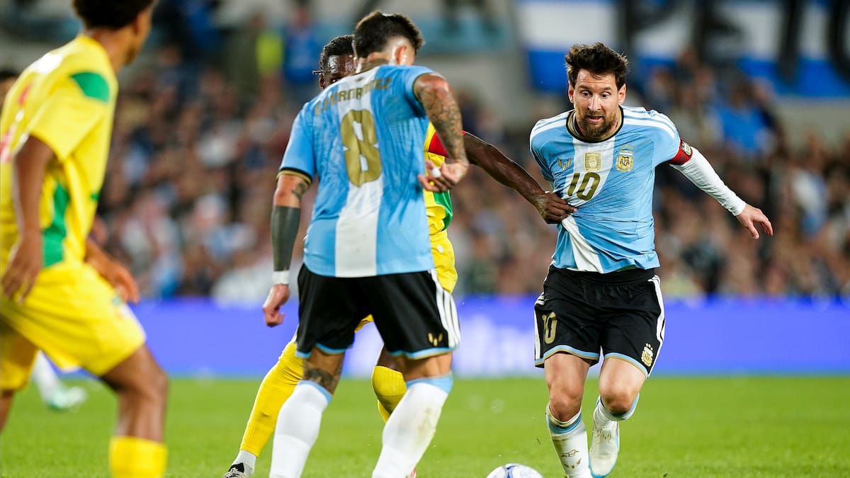 Argentina vence parcialmente a Benín con un gol de Otamendi en la despedida de Messi
