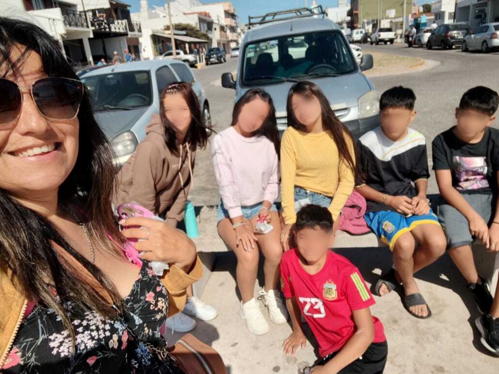 Adoptó a seis hermanos y quedó embarazada: una familia que pasó de dos a nueve