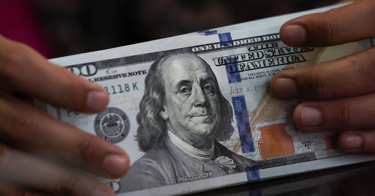 El dólar cerró estable a $1.535 y acumula una suba de 4% en el año