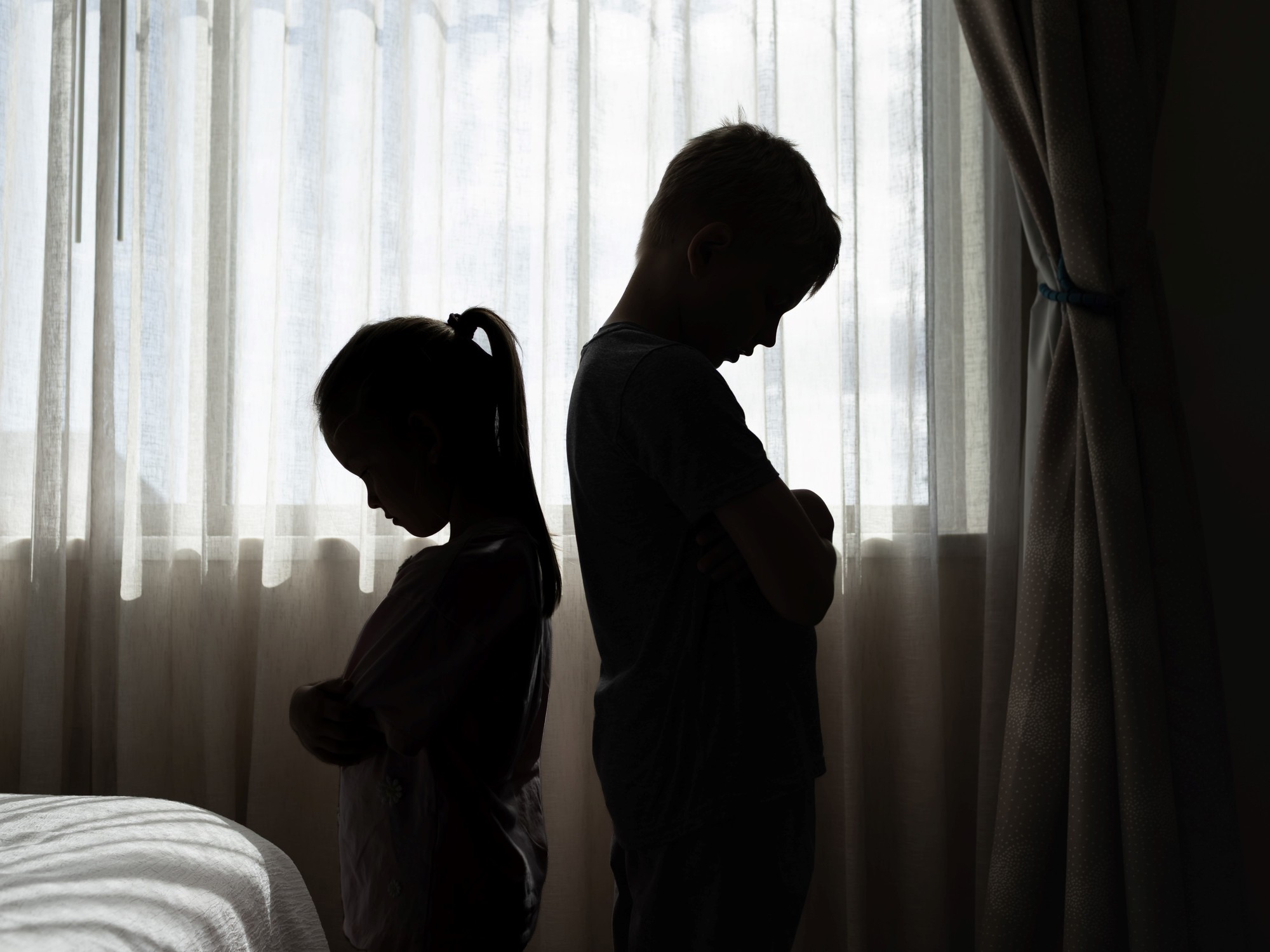 Por qué dos hermanos pueden recordar infancias completamente distintas