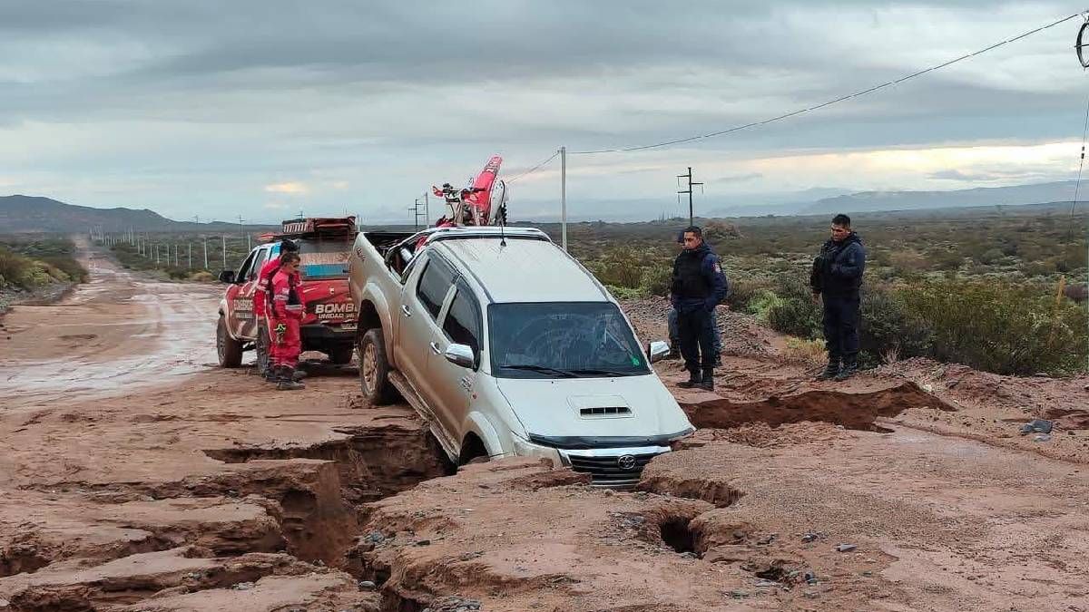 Tormenta en Neuquén: socavón en ruta, choque en camino a Añelo y consejos para circular