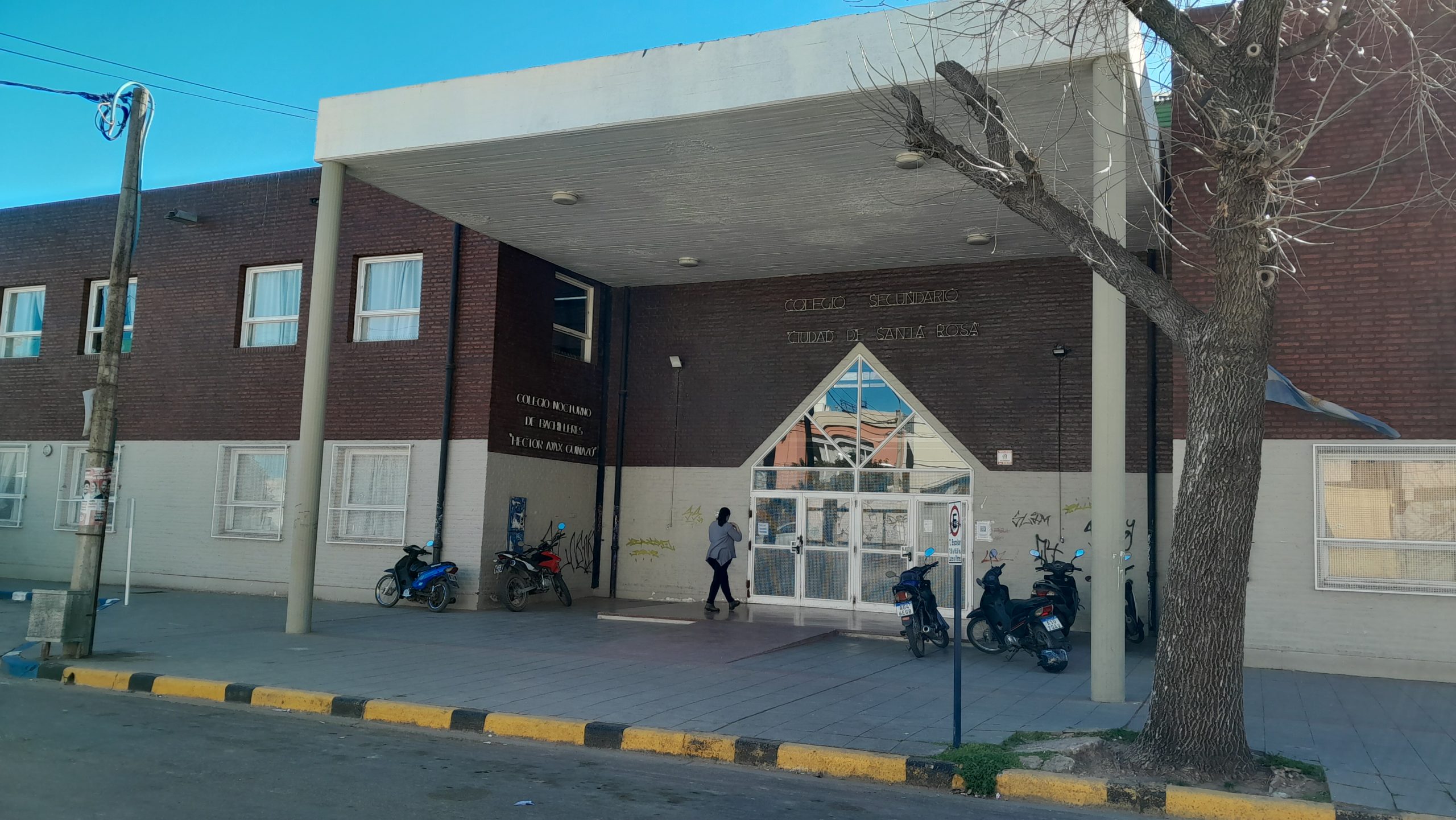 Un joven de 17 años fue atacado con un destornillador por cinco adolescentes a la salida del colegio.